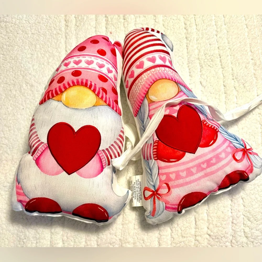 ❤️Gnomes💘2-Throw Pillows/for Valentine’s Day!💝 💌